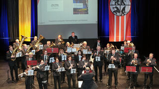 Die Feuerwehrmusikkapellen Helmstadt-Bargen und Waibstadt spielen in der Hockenheimer Stadthalle auf, denn die Ehrenamtlichen aus dem ganzen Landkreis stehen an diesem Abend im Mittelpunkt.
