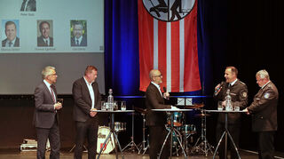 In der abschließenden Diskussionsrunde zum Klimawandel und den Auswirkungen auf die Feuerwehren diskutieren Landrat Stefan Dallinger (v. l.), OB Marcus Zeitler, Moderator Peter Statz, Landesbranddirektor Thomas Egelhaaf vom Innenministerium und Kreisbrandmeister Udo Dentz.