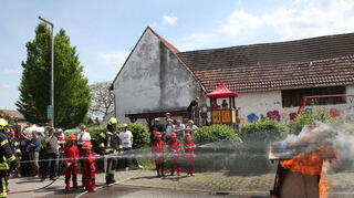 Total cool, die Jüngsten von der FFW Altlußheim. Mit einem lauten "Wasser marsch" rückten sie mutig gegen die Flammen vor.