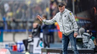 SVS-Trainer Gerhard Kleppinger muss mitansehen, wie seine Mannschaft kurz vor Schluss das 1:2 kassiert.