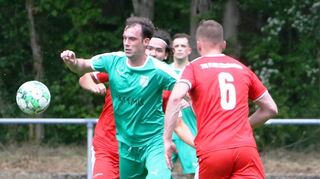 Peter Prokop (grün) bringt seine Mannschaft mit 1:0 in Führung, am Ende verliert Oftersheim mit 1:4.