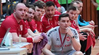 Die Blicke sprechen Bände: Von der Bank müssen hier Niklas Krämer (v. l.), Co-Trainer Freddy Fehrenbach, Jannik Geisler, Alexander Leibnitz, Dymal Kernaja, Trainer Christoph Lahme, Max Barthelmeß und Tim Kusch (verdeckt) mit ansehen, wie Kirchzell nach der Pause in Führung geht und schließlich gewinnt.