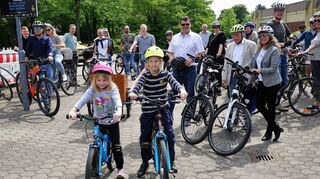Auch ganz junge Einwohner sind dabei. Rund 50 Neubürger haben sich für die Fahrradtour durch die Gemeinde angemeldet.