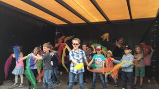 Die „Grashüpfer“ des Kindergartens unterhalten die Besucher des evangelischen Gemeindefestes mit einer eigenen Choreographie und bunten Tüchern.