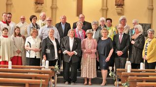 Die Jubilare haben sich schöne festliche Kleidung angezogen und für ein Erinnerungsbild mit dem Geistlichen Rat, dem Konzelebrant sowie Ministranten im Altarraum von St. Nikolaus aufgestellt.