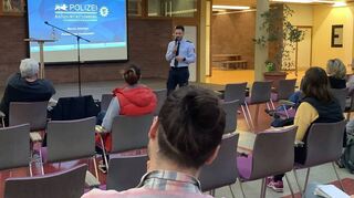 Oberkommissar Marvin Axtmann vom Polizeirevier Hockenheim informiert Eltern an der Heuss-Realschule in einem nicht voll besetzten Workshop über mögliche Probleme unkontrollierter Handynutzung durch Kinder.