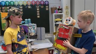 Ein selbst gebastelter Roboter begeistert Lusia und Linus. Er gehört ebenfalls zu den Dingen, die die Schüler während einer Zeitreise erkunden.
