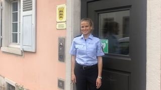 Sandra Goldschmidt vor der Eingangstür des Polizeireviers, dessen neue Chefin sie seit wenigen Tagen ist.
