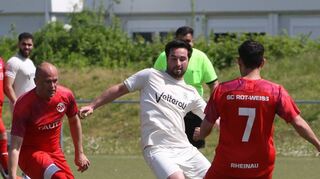 TSG Eintracht-Kapitän Patrick Gieser (weiß) nimmt es gleich mit zwei Gegenspielern auf. Am Ende verlor seine Mannschaft mit 2:5.