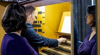 Hier spielt Robert Sattelberger an der großen Kleuker-Orgel in der Gedächtniskirche, dem Gattin Simone Pepping-Sattelberger assistiert.