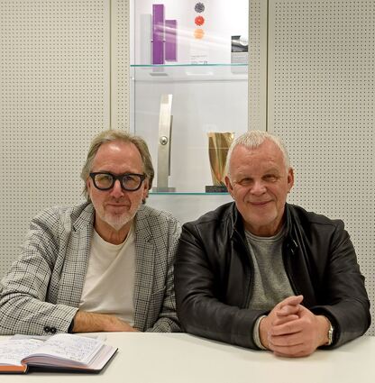 Posieren vor dem gut gefüllten Trophäenschrank aus 20 Jahren Popakademie: Udo Dahmen (links) und Hubert Wandjo, die diese Erfolge 20 Jahre lang verantwortet haben.