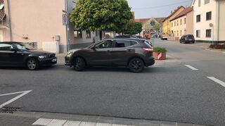Hinter den Autos, die hier zu sehen sind, hat die Gemeinde die Poller aufstellen lassen. Mittlerweile parken laut Bürgern mehrfach Fahrzeuge vor der Absperrung auf der Straße.