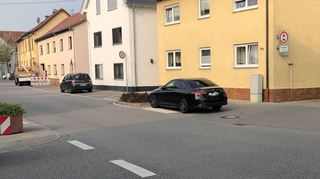 An der Ecke Karlstraße und Heidelberger Straße befinden sich ebenfalls Markierungen, die Sehbeeinträchtigten das Überqueren ermöglichen sollen - hier nicht durch Poller geschützt, was einige dazu verleitet, genau darauf zu parken.