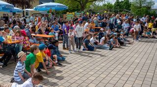 Das abwechslungsreiche Programm des Schulfestes stößt auf großes Interesse und wird aufmerksam verfolgt.