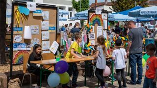 Für das Schulfest mit dem Motto „Albertina auf Entdeckerreise“ haben die Klassen eine Vielzahl von Informationsständen vorbereitet.