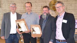 Bezirkschorleiter Sven Ebbinghaus (v. l.) und der Vertrauenspfarrer für Kirchenmusik, Steffen Groß (r.) danken Klaus Bernhard und Michael Rauchholz.