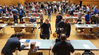 Beinahe alle der 150 aufgebauten Bretter in der Reilinger Mannherz-Halle werden bei der Zentralen Endrunde des Mannheimer Schachbezirks auch besetzt. Der letzte Spieltag von Einsteiger- bis zur Bezirksklasse wird damit zu einem vollen Erfolg.