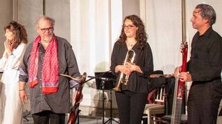 Le Concert des Parfums: Natasia Mirkovic, Parfumdesignerin Ursula S. Yeo, Michel Godard, Airelle Besson und Bruno Helstroffer gestalten mit Bannerträgern (vordere Reihe) ein ganz besonderes Konzert.