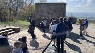 Sehr beeindruckt zeigen sich die Schüler der Marion-Dönhoff-Schule von den vielen Gedenkstätte auf dem Areal des früheren Konzentrationslagers Buchenwald.