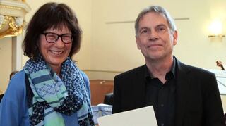 Dekanin Annemarie Steinebrunner ehrt Detlev Helmer für 40 Jahre mit einer entsprechenden Urkunde. Ende des Jahres geht er in den Ruhestand.