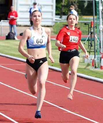 Lea Castellani (l.) beim 100-Meter-Sprint. Die Oftersheimerin wird beim LG Kurpfalz Meeting Sechste, über 200 Meter Dritte und gewinnt in der U18-Staffel über 100 Meter mit Emelia Braun, Maren Rohrer und Angelina Georg Gold.