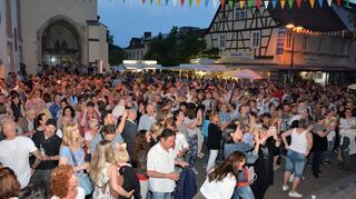 Partymeile Hockenheimer Mai 2018: An der Kirchenstaffel tanzen und feiern die Hockenheimer und ihre Gäste zur Musik, die am Samstagabend traditionell von Amokoma kommt.
