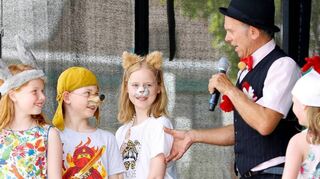Mitmachen beim Kinderprogramm: Wolfgang Messner greift für die Bremer Stadt-musikanten kurzerhand aufs junge Publikum zurück.