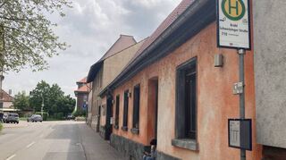 Das alte, orangefarbene Gebäude in der Schwetzinger Straße, in dem sich aktuell das „Atelier Durchblick“ befindet, soll einer neuen Wohnbebauung weichen. So ganz glücklich ist der Ratsausschuss darüber nicht.