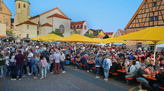 Straßenfestkulisse der Vergangenheit: Das Maidorf an der Zehntscheune mit den Kirchen im Hintergrund ist Geschichte. Dieses Jahr wandert das Dorf auf den Marktplatz, der ebenfalls von markanten Gebäuden begrenzt wird, aber deutlich mehr Fläche bietet. (Archivbild)