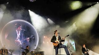 Die Arctic Monkeys sind Mitte/Ende 30 und gründeten sich 2002 - ein Großteil ihrer Fans war da gerade einmal geboren. In der Festhalle begeistert die Band aus Sheffield souverän mehrere Generationen.