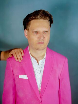 Sehr persönlich berichtet Konstantin Gropper, Kopf der Mannheimer Indie-Pop-Band Get Well Soon, über seine Eindrücke vom Konzert der Arctic Monkeys. Eine neue Perspektive, denn bisher hat er sich mit ihnen nur einmal eine Festivalbühne geteilt.