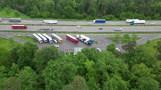 An diesem Parkplatz machten Spaziergänger vor 37 Jahren den grausigen Fund.