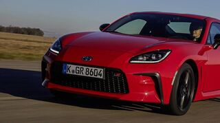 Große Lufteinlässe, schmale Scheinwerfer – der Toyota GR86 ist schon von weitem als Sportwagen zu erkennen.