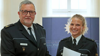 Im Palais Hirsch ernennt Polizeipräsident Siegfried Kollmar die Polizeirätin Sandra Goldschmidt zur Revierleiterin.