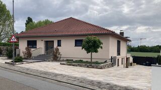 Eine unnötige Versiegelung des Vorgartens bemängelt der technische Ausschuss des Gemeinderates bei diesem Haus in der Geierstraße. Der Bauherr muss die erst jüngst verlegten Steine teilweise wieder entfernen.