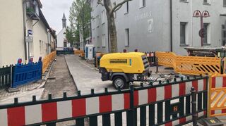 Mit Verspätung nähert sich die Baustelle beim Rathaus ihrer Vollendung. Ist der Asphalt aufgebracht, dann kann der Verkehr wieder die gewohnten Bahnen nehmen.