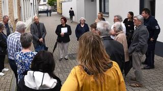 Bürgermeister Pascal Seidel (M.) hört sich die Anliegen der Anwohner in der Karlstraße an.