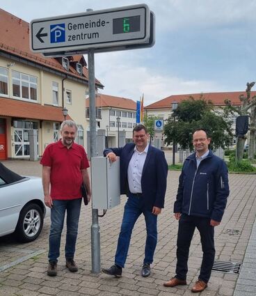 Andreas Ernst (v. l.) von der Gemeinde, Bürgermeister Nils Drescher und Andreas Stampfer von der Netze BW.