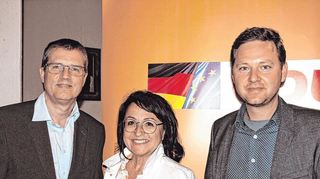 Auf Einladung von Volker Wiegand (v. l.), Jutta Schuster und Lukas Schöfer wird über das interkommunale Radwegenetz diskutiert.