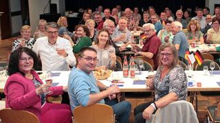 In der Vielfalt geschwelgt: Die Gäste probieren beim Freundeskreis Commercy-Hockenheim im Pumpwerk Wein aus Frankreichs größtem Anbaugebiet.