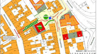Die Aktualisierung des Zielplans  Stadt 06.04.2022  Städtebauliche Erneuerungsmaßnahme Entwicklung Bereich Capitol mit weiterer Präzisierung der Sanierungsziele für das Sanierungsgebiet Herzogstraße/Schlossplatz wird beschlossen.aAuf dem Plan ist rechts in der Mitte das Capitol zu sehen. Davor entsteht der neue Platz rund um den alten Nussbaum (grüner Kreis) und einen Brunnen (blau). Links davon entsteht der Durchgang zur Fußgängerzone (l.). Rot umrandet ist das geplante Wohngebäude. Rechts an der Herzogstraße ist – ebenfalls rot gekennzeichnet – zu sehen, wo Doppelhäuser entstehen sollen. Der hellgelb markierte Bereich soll zur verkehrsberuhigten Zone werden.