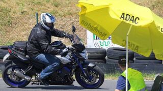 Jochen Schiller auf dem Parcours, den der MSC für seinen Slalom aufgebaut hat, mit seiner Yamaha FZ 8.