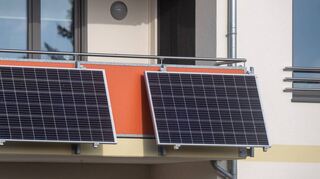 Maßnahmen für den Klimaschutz wie dieses Balkonkraftwerk sollen – wenn es nach den Fraktionen der Grünen, der SPD und der WfN geht – zukünftig in Neulußheim gefördert werden, doch der Antrag wurde zunächst abgelehnt.