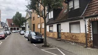 Blick in die Herzogstraße: Rechts, wo das kleine Haus steht, sollen Doppelhäuser gebaut werden. Hinten ist das Capitol zu erkennen.
