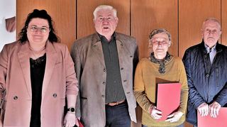 Dank für Treue zum Verein für Heimatgeschichte: Die neue Vorsitzende Nina Auer (l.) und ihr Vorgänger Werner Zimmermann (r.) nehmen die für 25 Jahre Zugehörigkeit Geehrten Herbert Kühnle (v. l.), Doris Sass und Helmut Geiß in die Mitte.