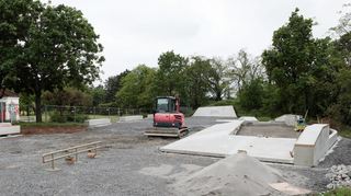 Immer mehr Elemente werden im Skatepark installiert: Sie werden als Betonfertigteile in Bayern gegossen und nach Hockenheim gebracht.