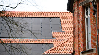 Eine Photovoltaik-Anlage auf dem Dach eines denkmalgeschützten Gebäudes. (Symbolbild)