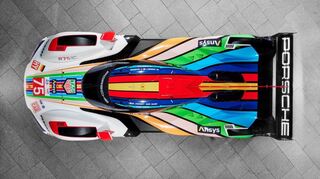 mid Groß-Gerau - Das spektakuläre Design zitiert historisch bedeutsame Motorsport-Farben und verbindet die beiden Jubiläen 75 Jahre Porsche Sportwagen und 100 Jahre 24 Stunden von Le Mans.