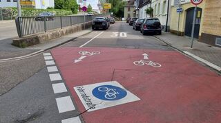 Fahrradstraße: Durch die Froschgasse können die Radfahrer in Richtung Innenstadt zur Carl-Theodor-Straße fahren.