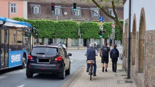 Vom Turnerkreisel in Richtung Carl-Theodor-Straße – hier wird’s eng für Radler, die oft den Gehweg benutzen.